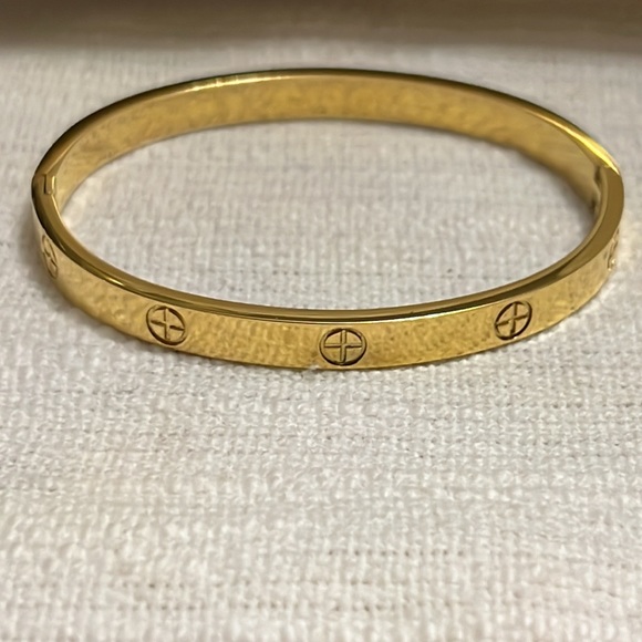 Stainless Steel Gold Plated Screw Cubic Zirconia
Bracelet Bangle - Picture 5 of 7